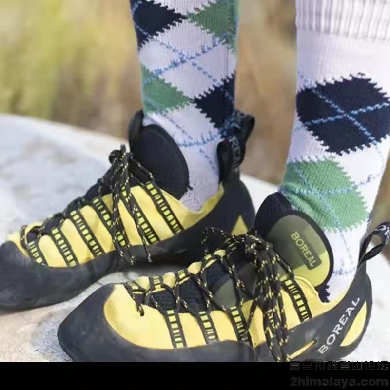 Can "World" wear climbing shoes with socks? iNEWS
