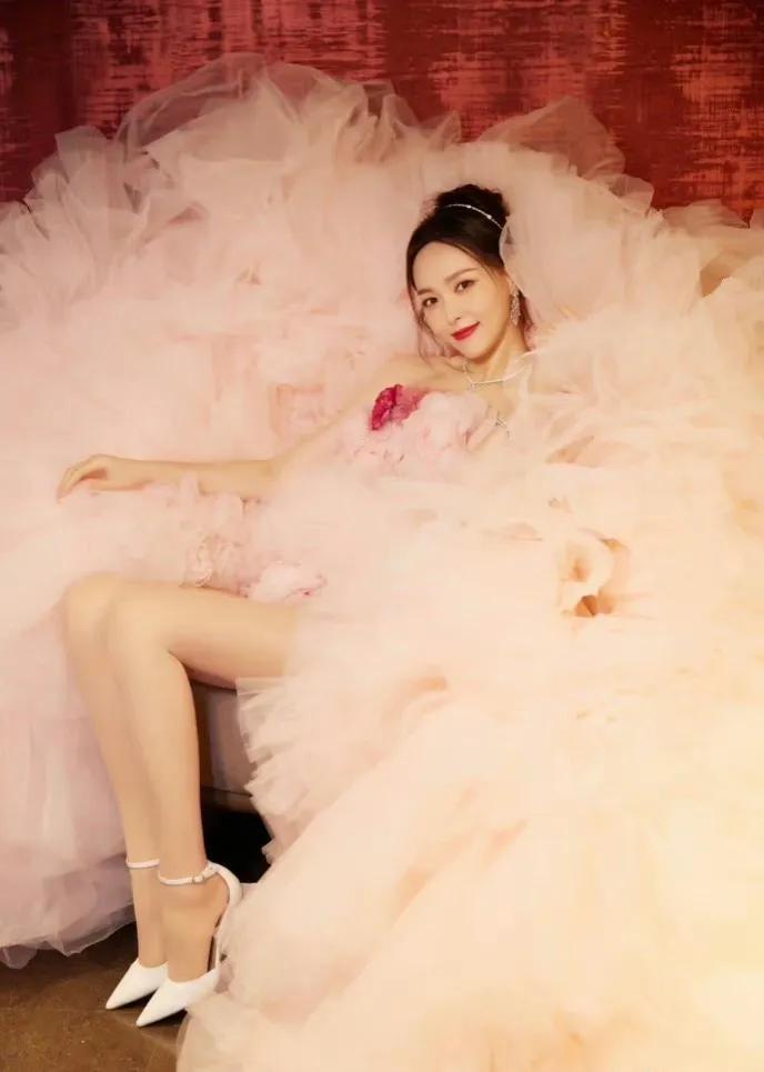 85 Hua Weibo night look, whose dress do you think is the most beautiful ...
