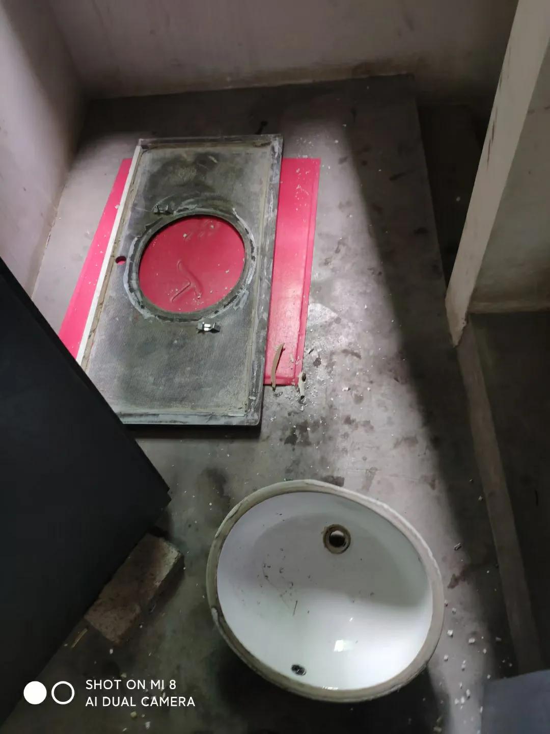 The sink under the bathroom counter fell off iNEWS