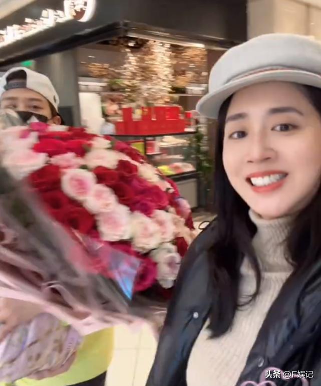 Chen Xiaodong eats alone for his wife's birthday and enjoys the world