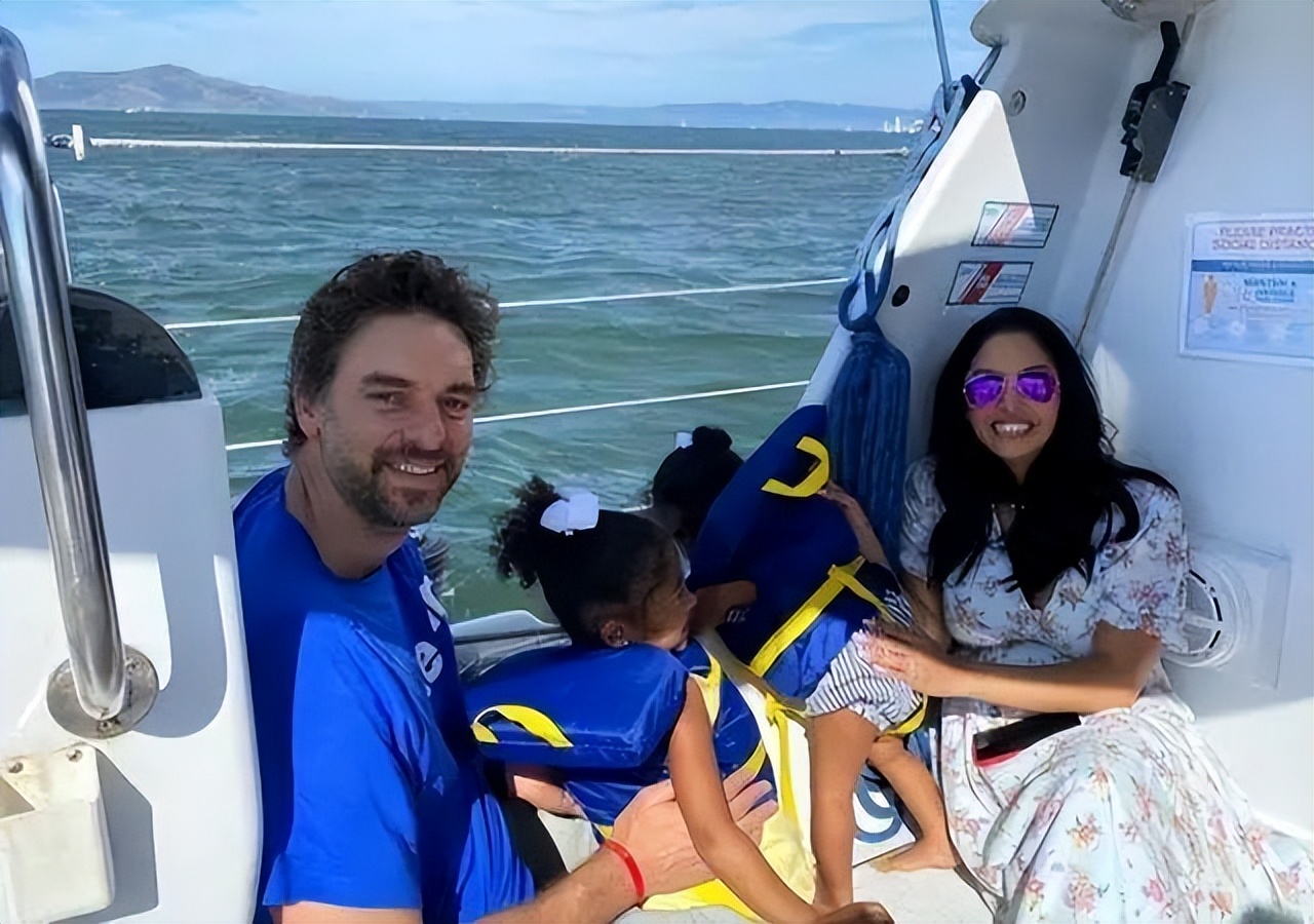 Vanessa and Gasol pose for a facetoface photo, the 200pound Kesao is