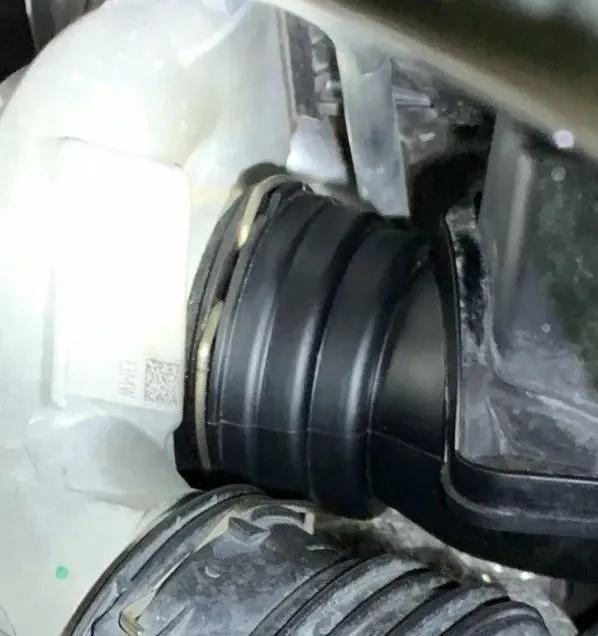 What is the problem of oil leaking from the BMW turbo intake pipe?The truth is this iNEWS