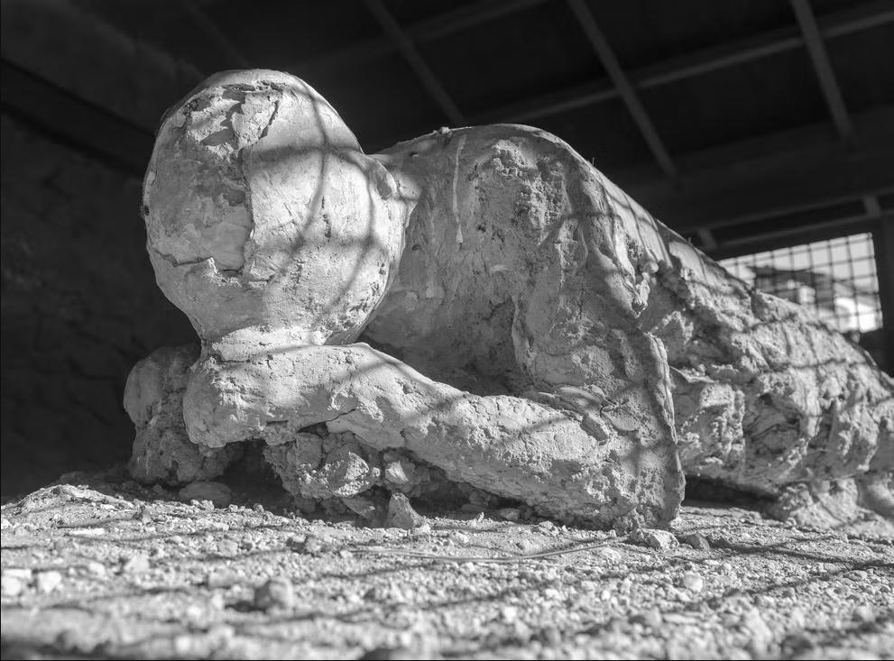 How did the Pompeii volcano turn 20,000 people into stone statues with