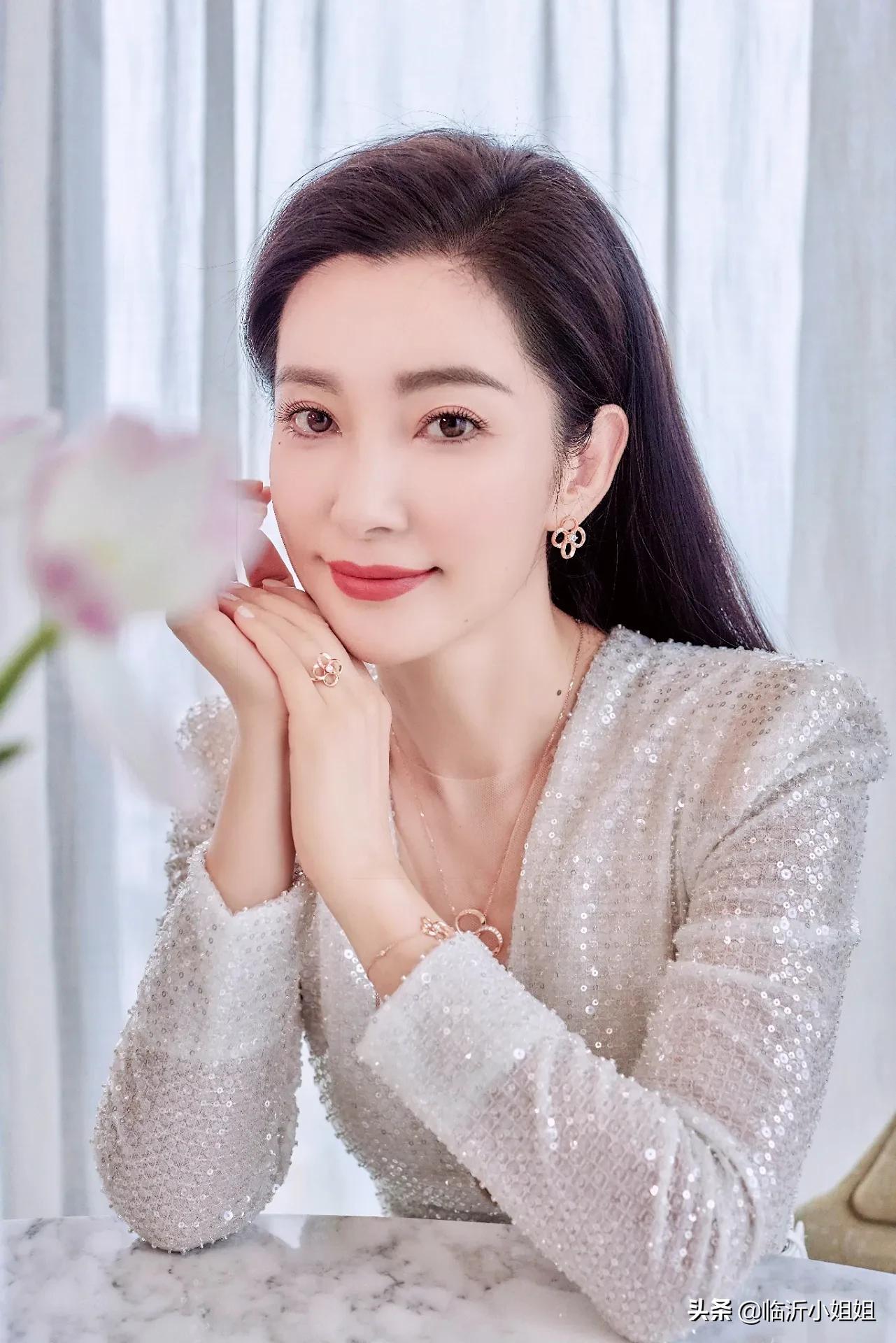 李冰冰 个性直爽的独立女性 青春不再但依旧风采 很迷人 资讯咖