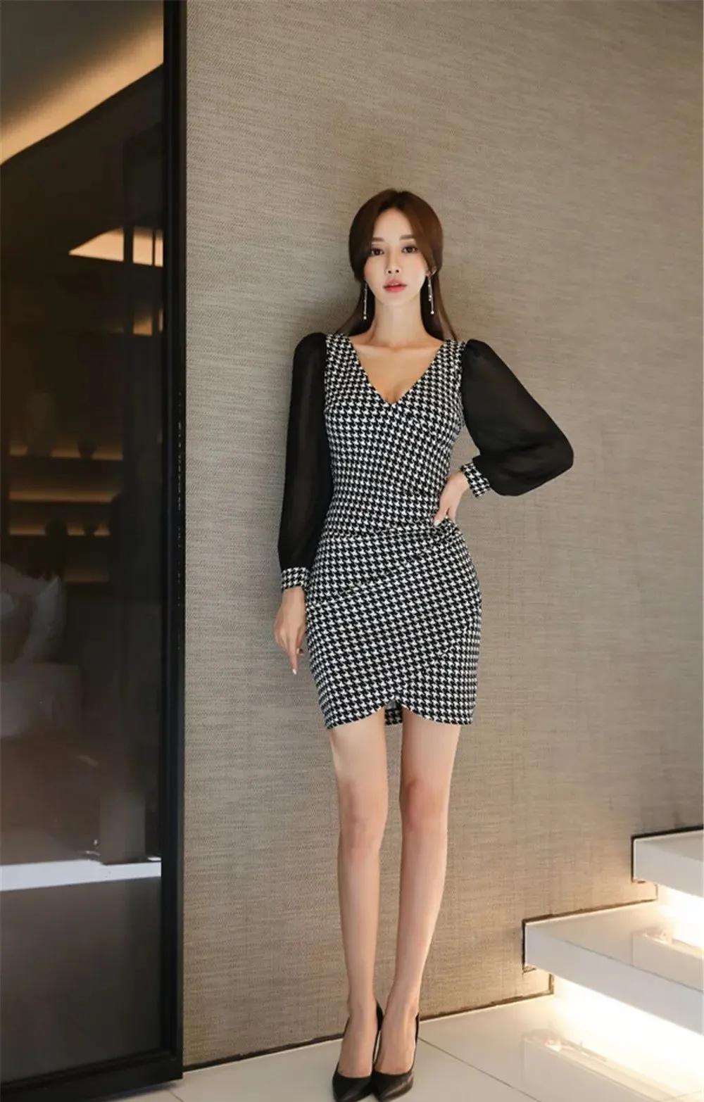 Sun Yunzhu, wearing a black pinstriped low-cut one-piece dress - iNEWS