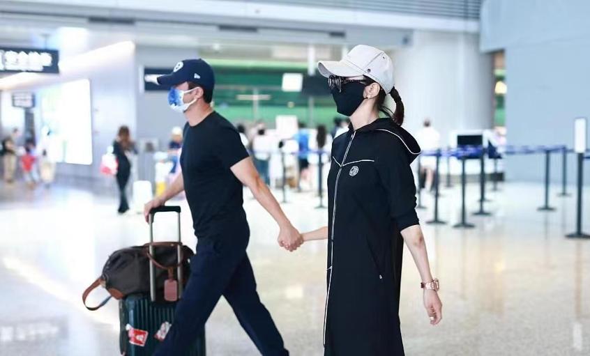 Wu Jing's Family Walks Together At The Airport For The First Time, Xie 