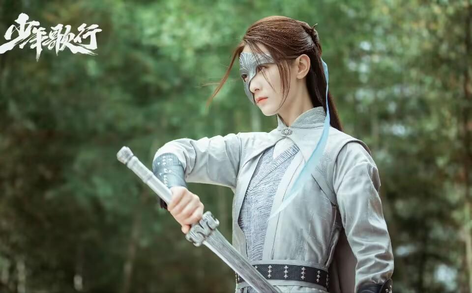 "Knives in the Snow 2" opens, the new heroine is praised, and it's