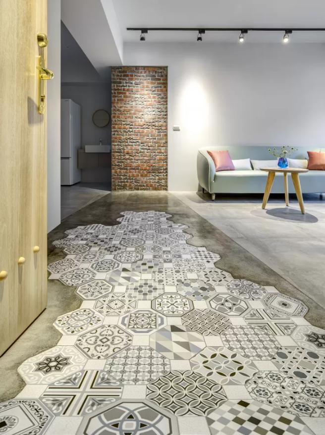 The cement floor is spliced with tiles. The floor in his house is cheaper than the wooden floor