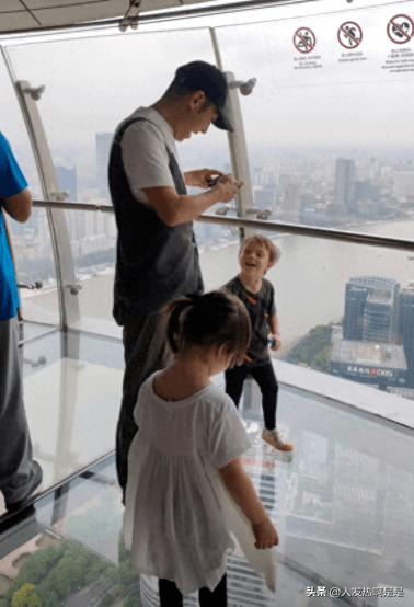 Sam Beining Back Sa Beining took his wife back to her husband's house in Shenyang! A ...