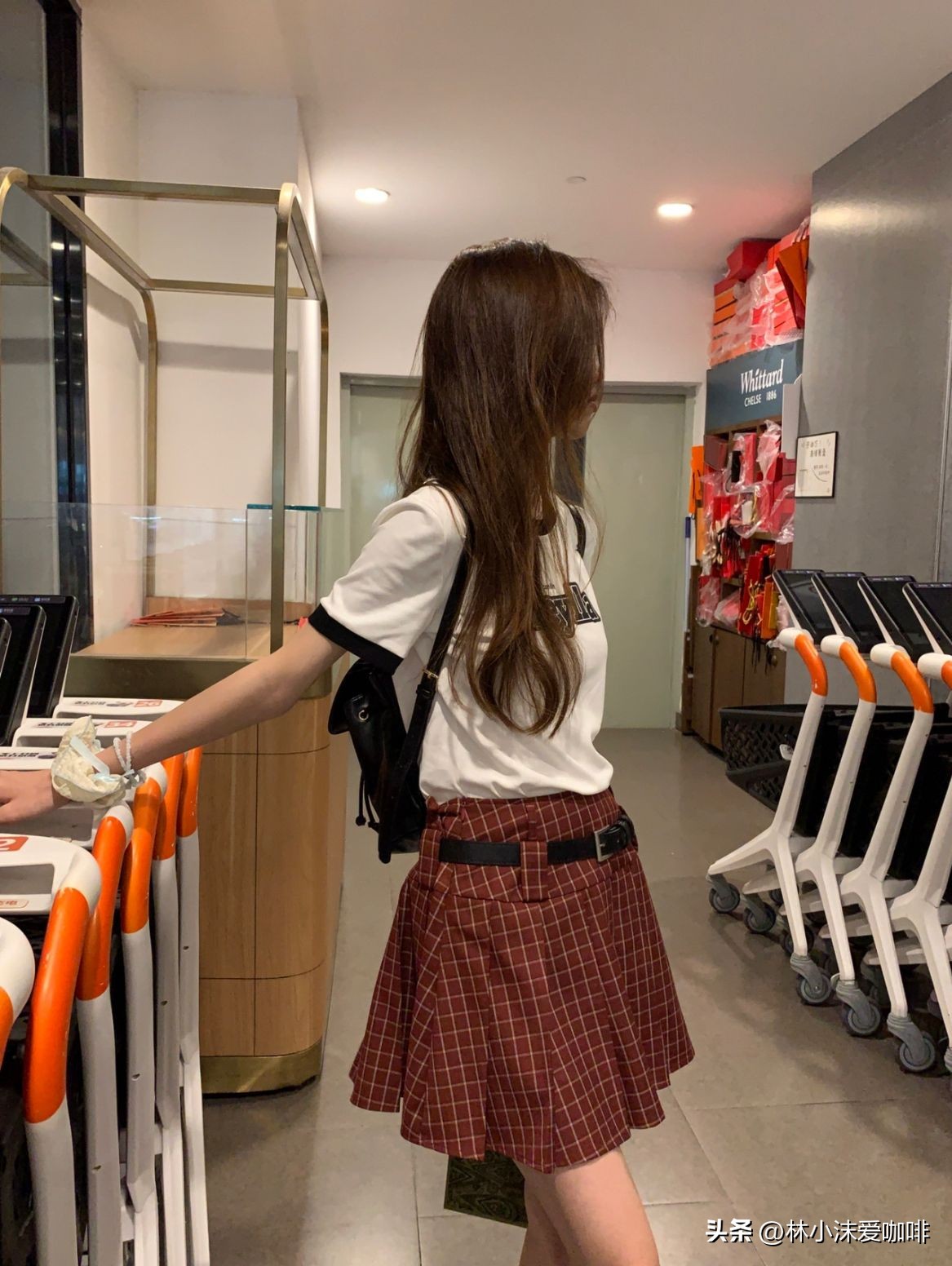 Why do many girls like to wear short skirts? iMedia