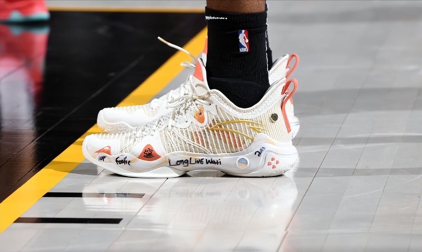 Star foot Curry wears Slip Speed, Anta Frenzy 4Pro is a bit handsome