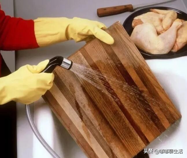 If the cutting board is moldy, don't wash it with detergent. Sprinkle some things in the kitchen