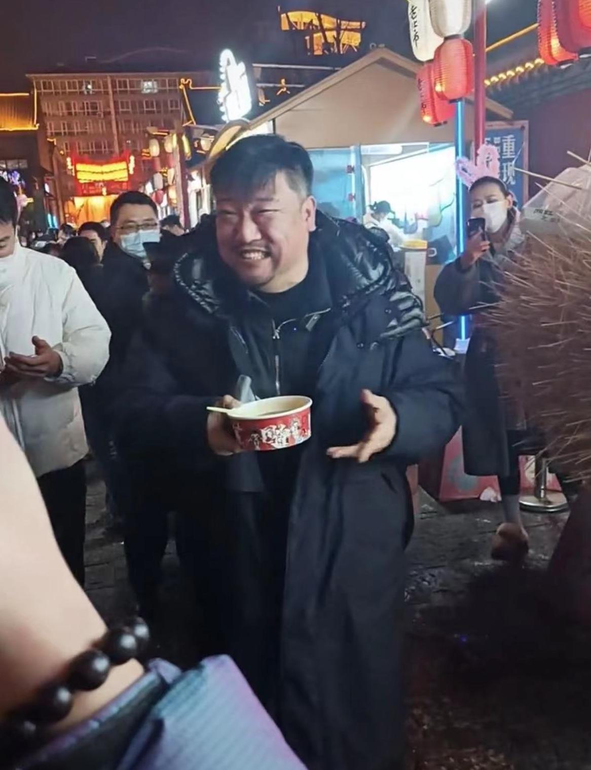 Jia Bing's hometown in Xujiang was besieged, and he ate a roadside ...