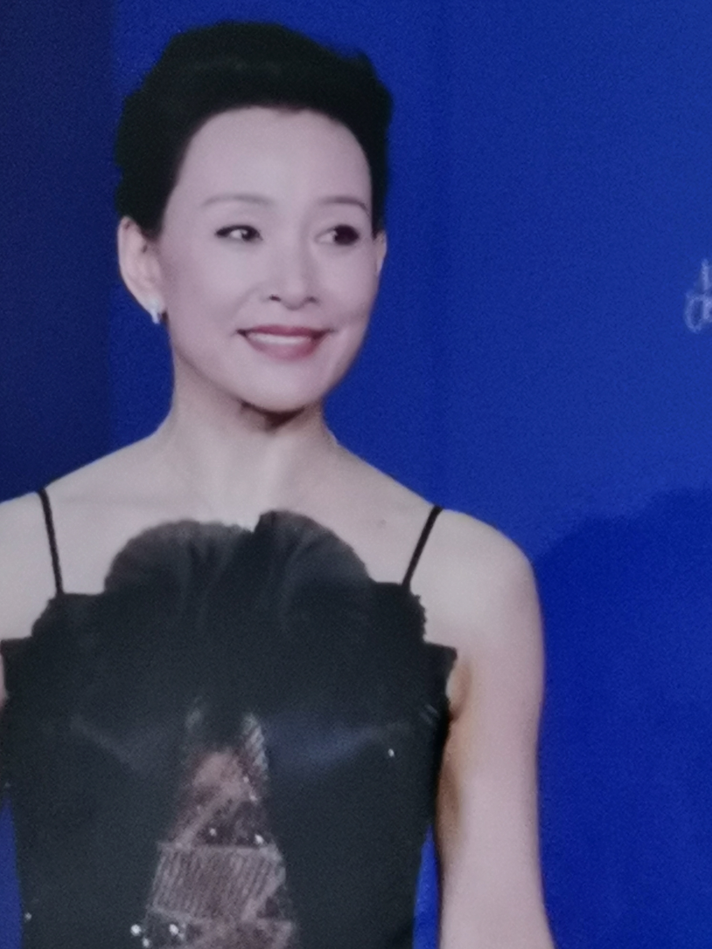 It's the red carpet again! 62-year-old Chen Chong wears "see-through ...