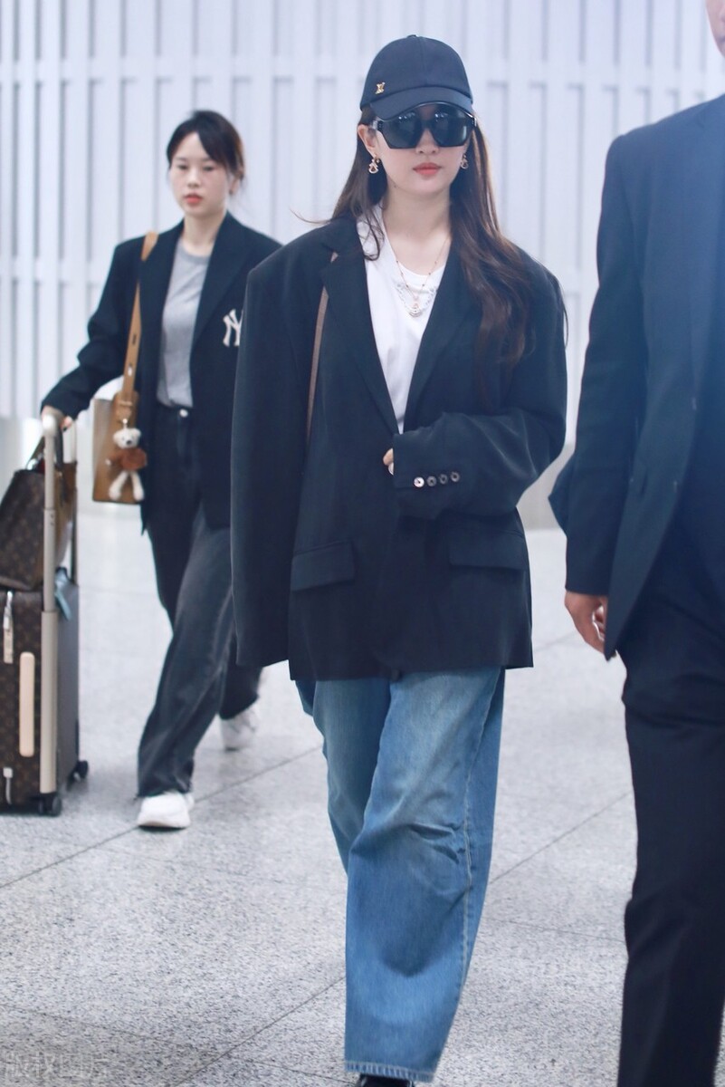 Liu Yifei Suit Jeans Beijing Capital Airport to Venice - iMedia