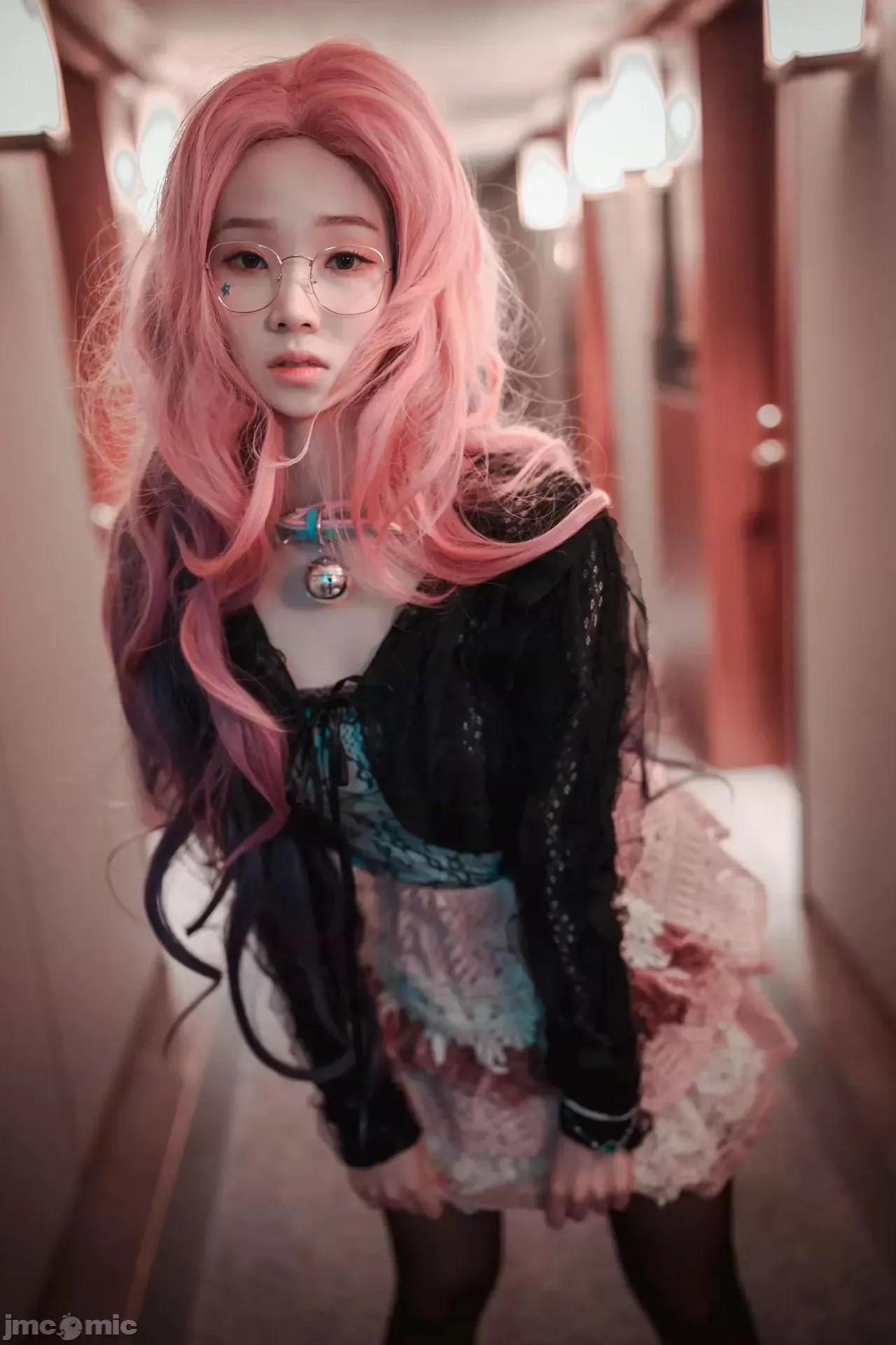 Bambi Doe: Tiktok'S Rising Star - 6xzd5qt