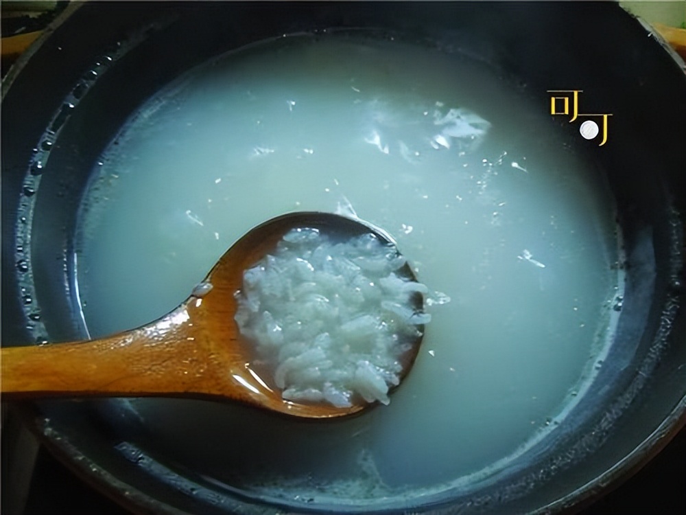 When cooking white rice porridge, do this extra step before putting it
