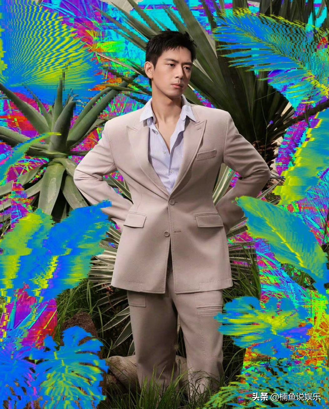 You can always believe in Li Xian's photos, wearing a suit to show his