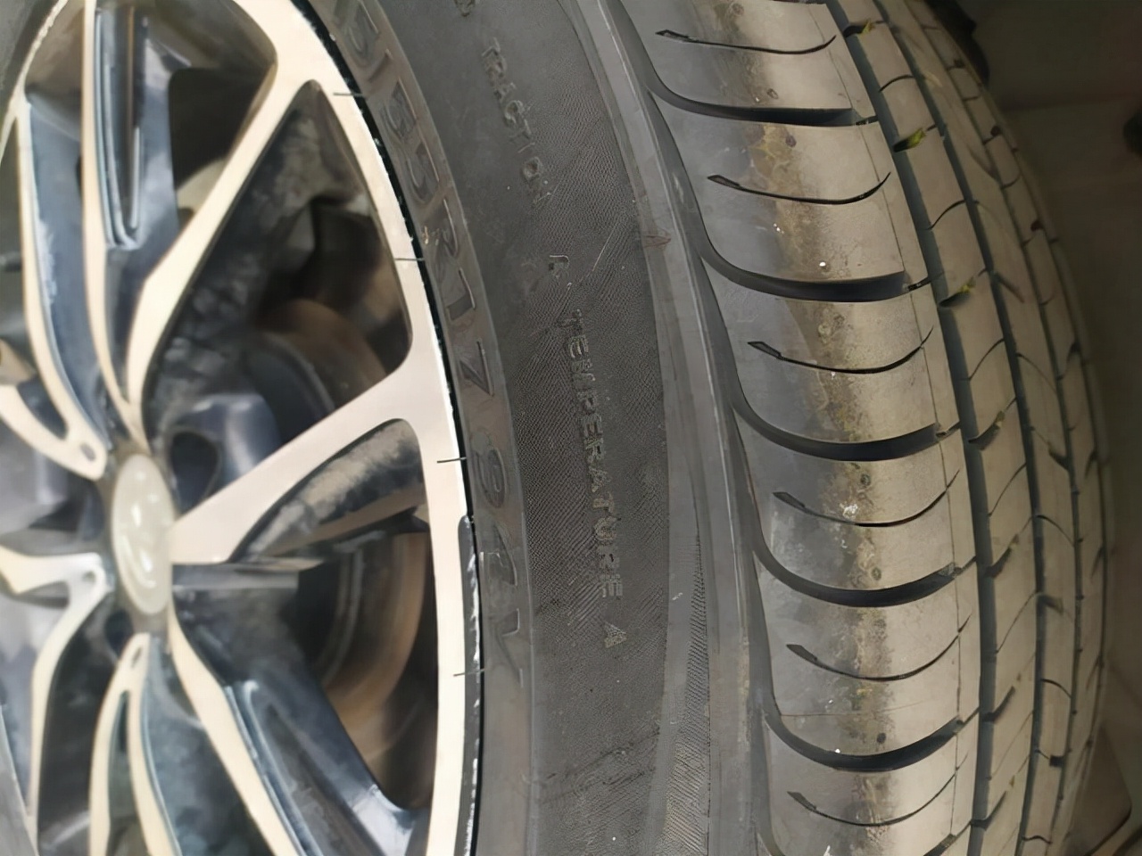 輪胎上225/65R17，這些數字是什麼意思- 資訊咖