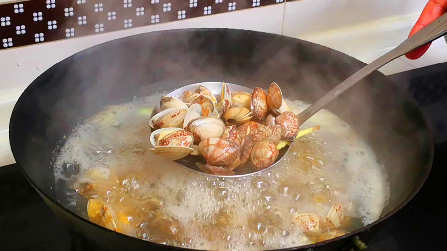 It's so easy to remove the sand from the clams. Don't just add salt. I