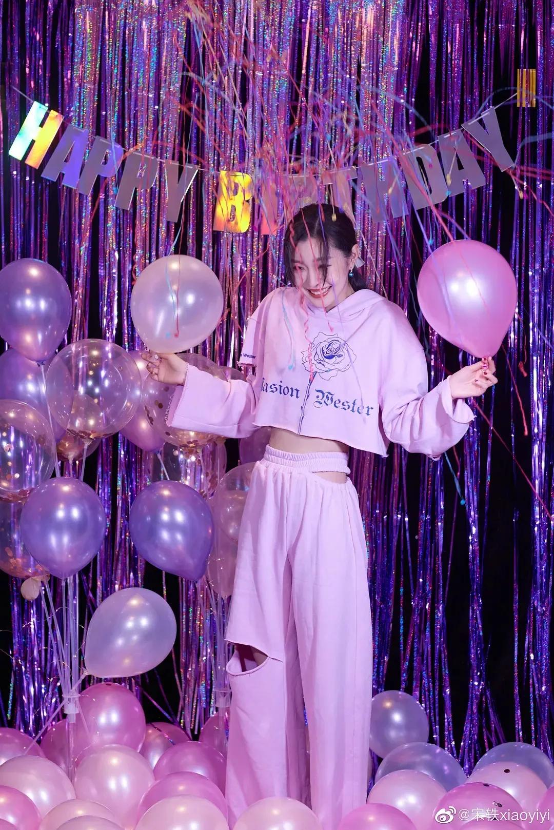 Song Yi wears a velvet little black dress with big earrings, and the