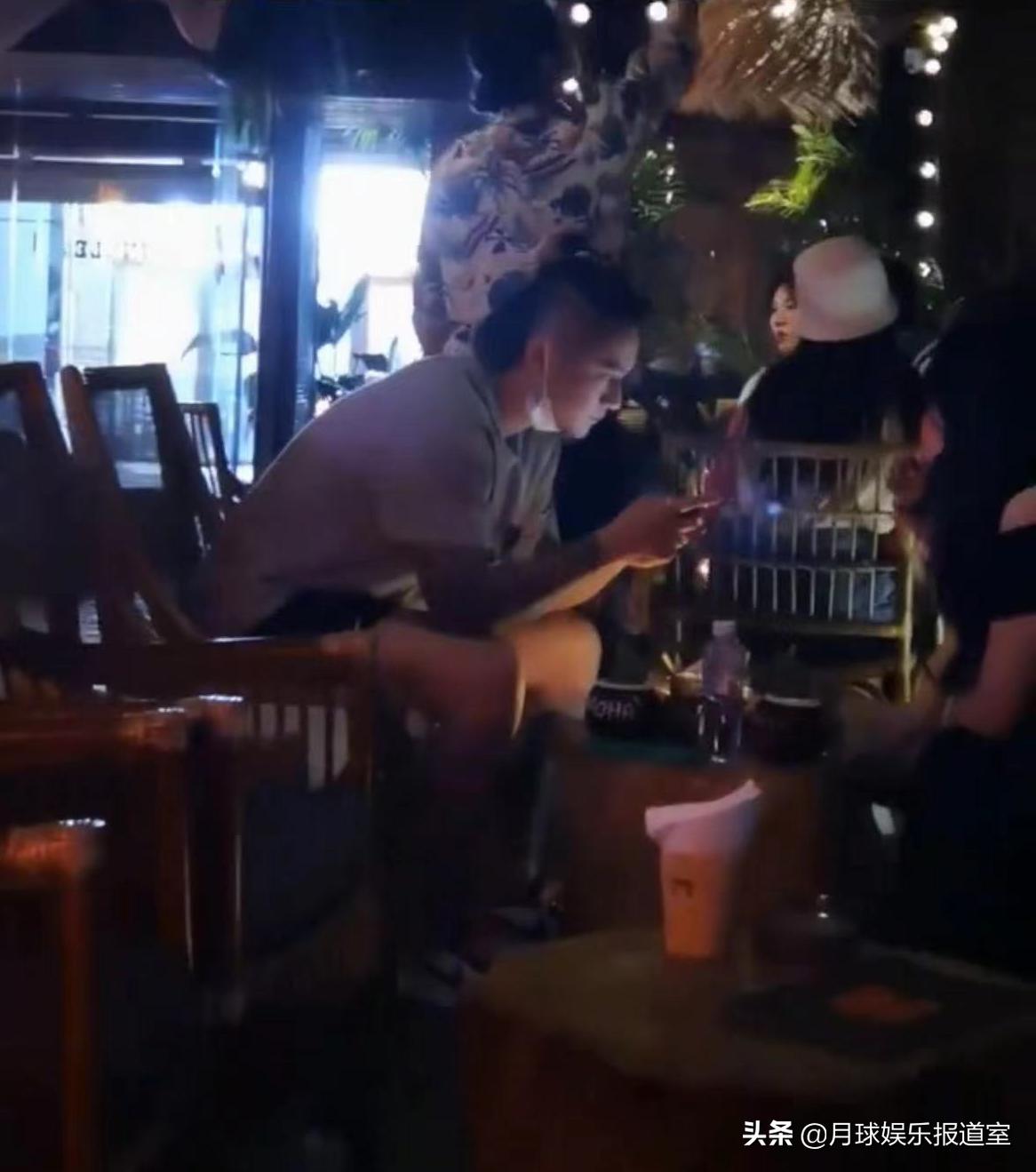 Jiang Jinfu appeared in a bar in Changsha, drinking only mineral water ...