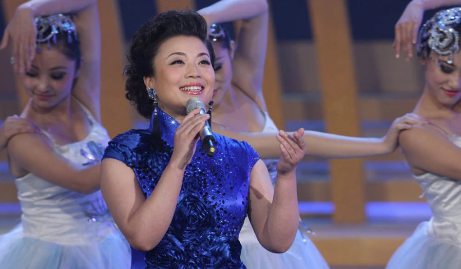 Famous singer Zhang Ye: 27 times on the Spring Festival Gala, 54 years ...