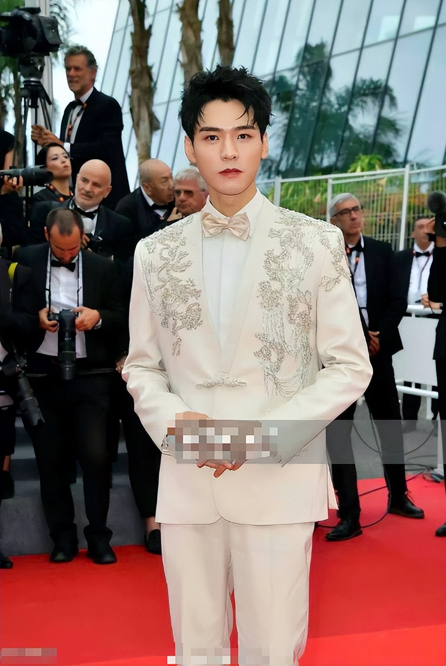 Hong Huang took a photo with the stars, bluntly said that Gong Jun's ...