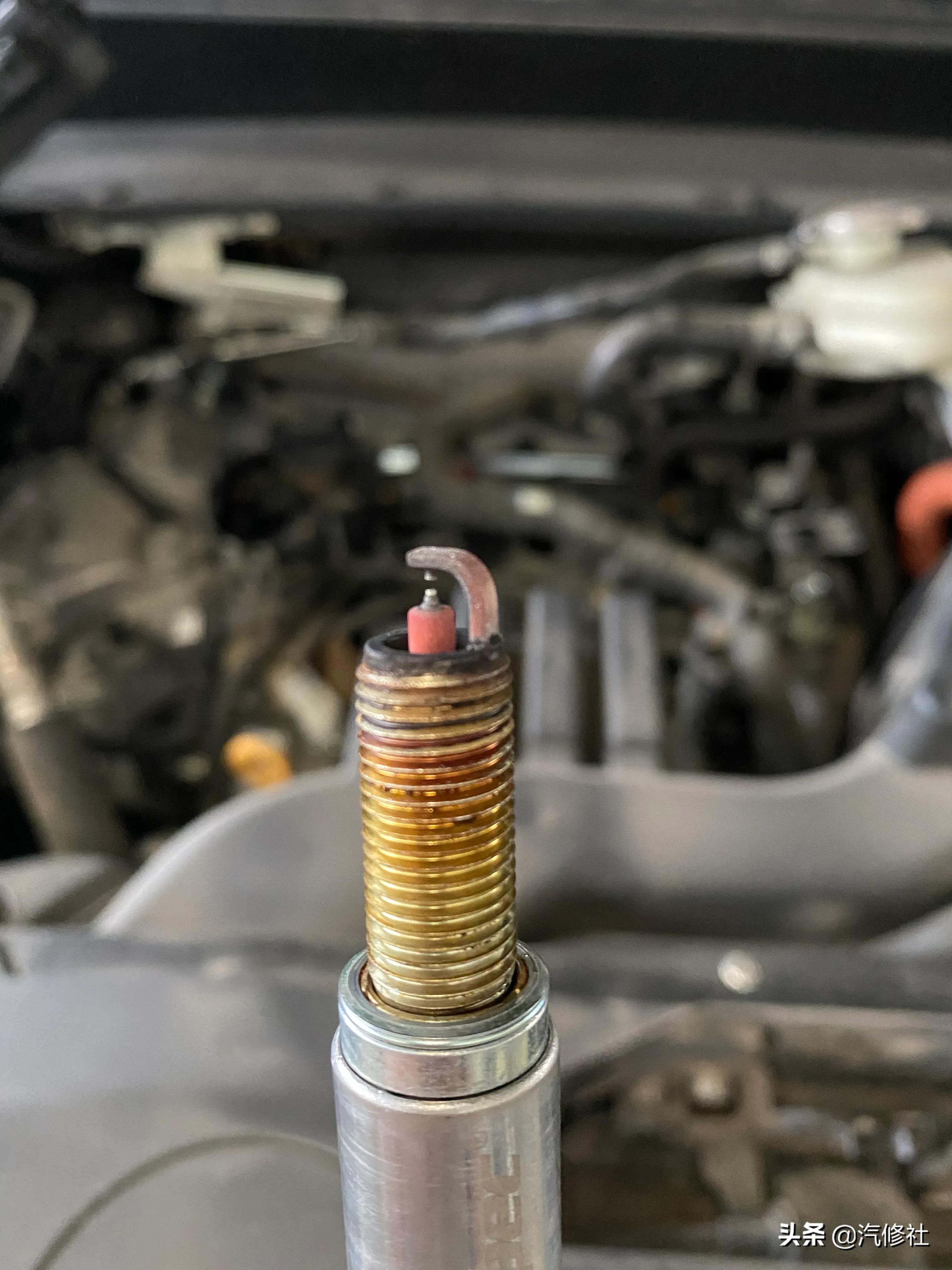 How many kilometers to replace the spark plug of a car engine iNEWS