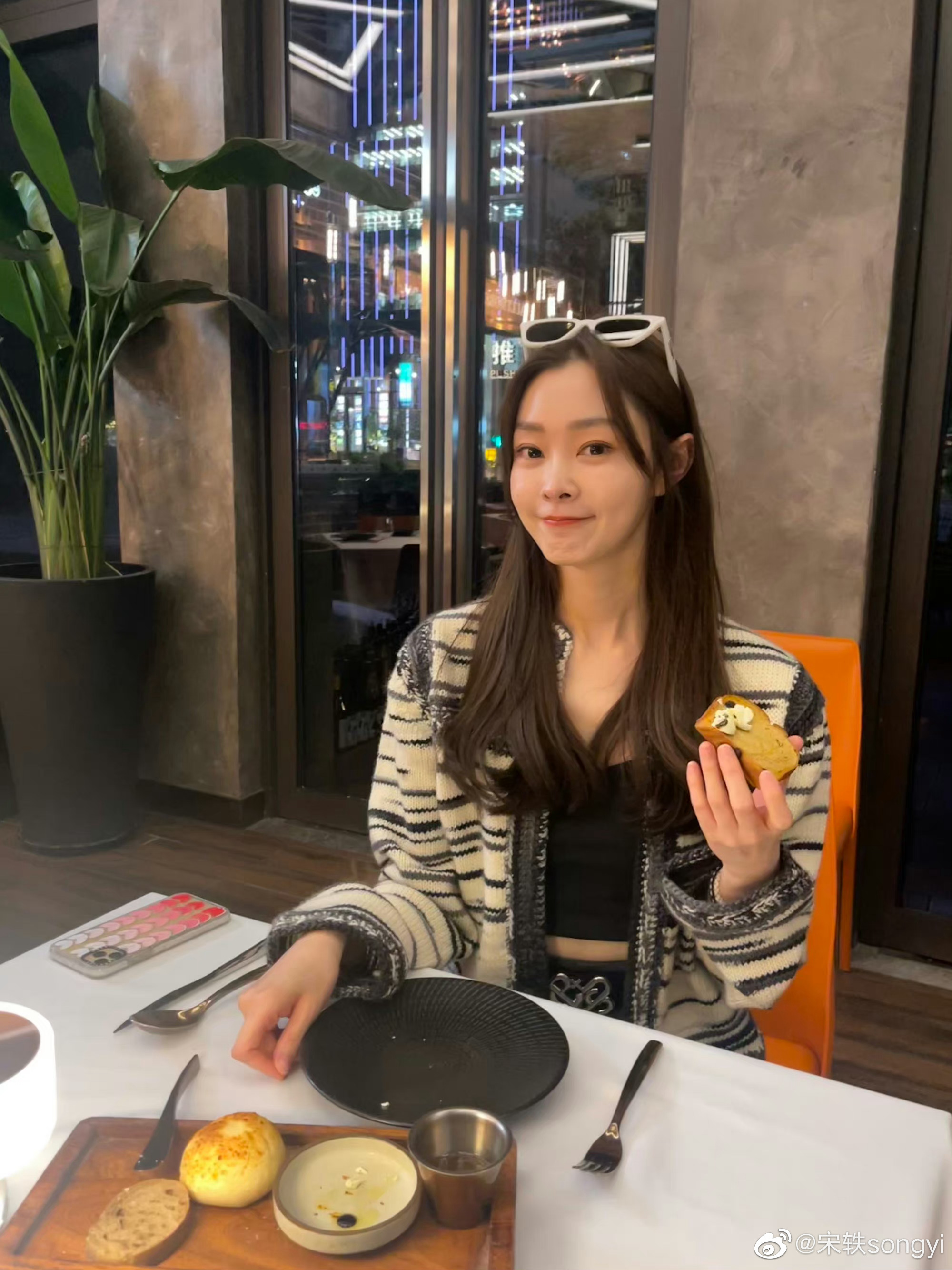 Song Yi dyed her hair, this hair color is so beautiful! Netizen: Sister ...