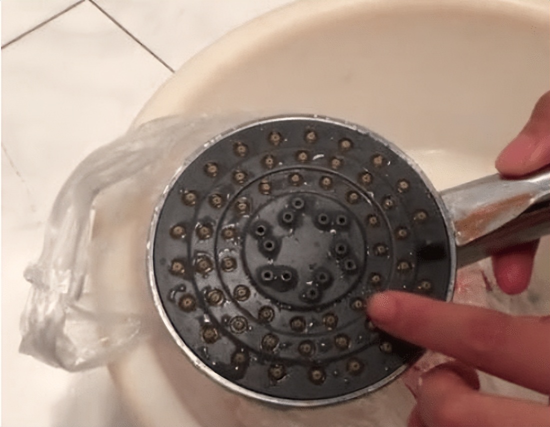 Shower head always clogged?Teach you the correct way to take a bath is really comfortable iNEWS