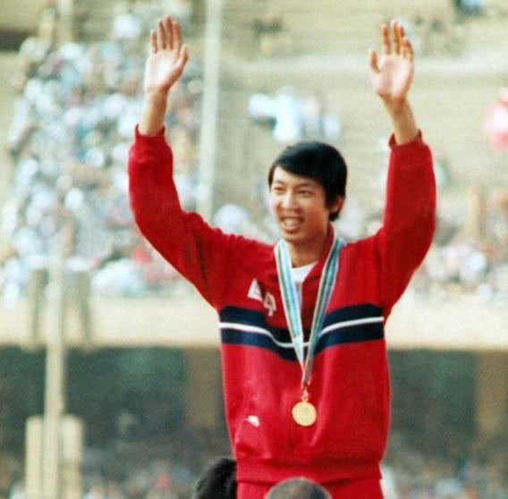 Zhu Jianhua, a high jump star in the 1980s, broke the world record ...