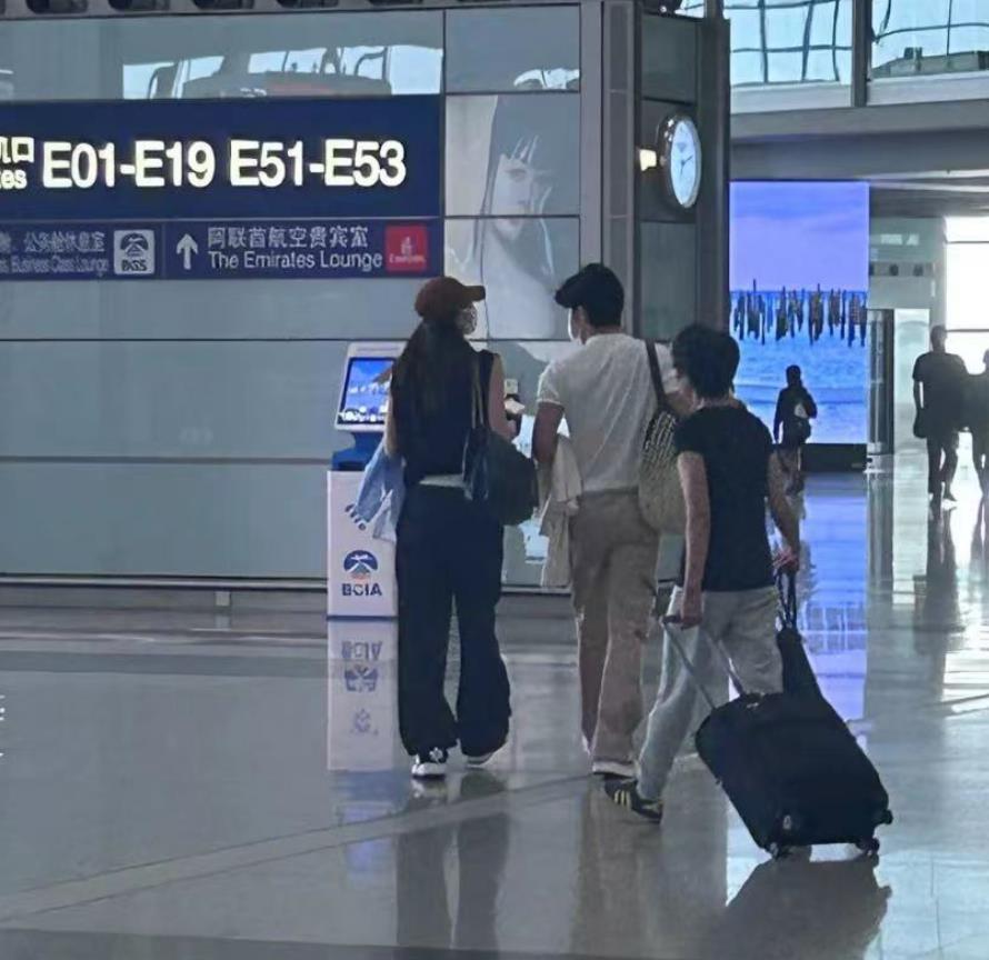 jing-boran-and-liu-wen-are-in-the-same-frame-at-the-airport-flying-to