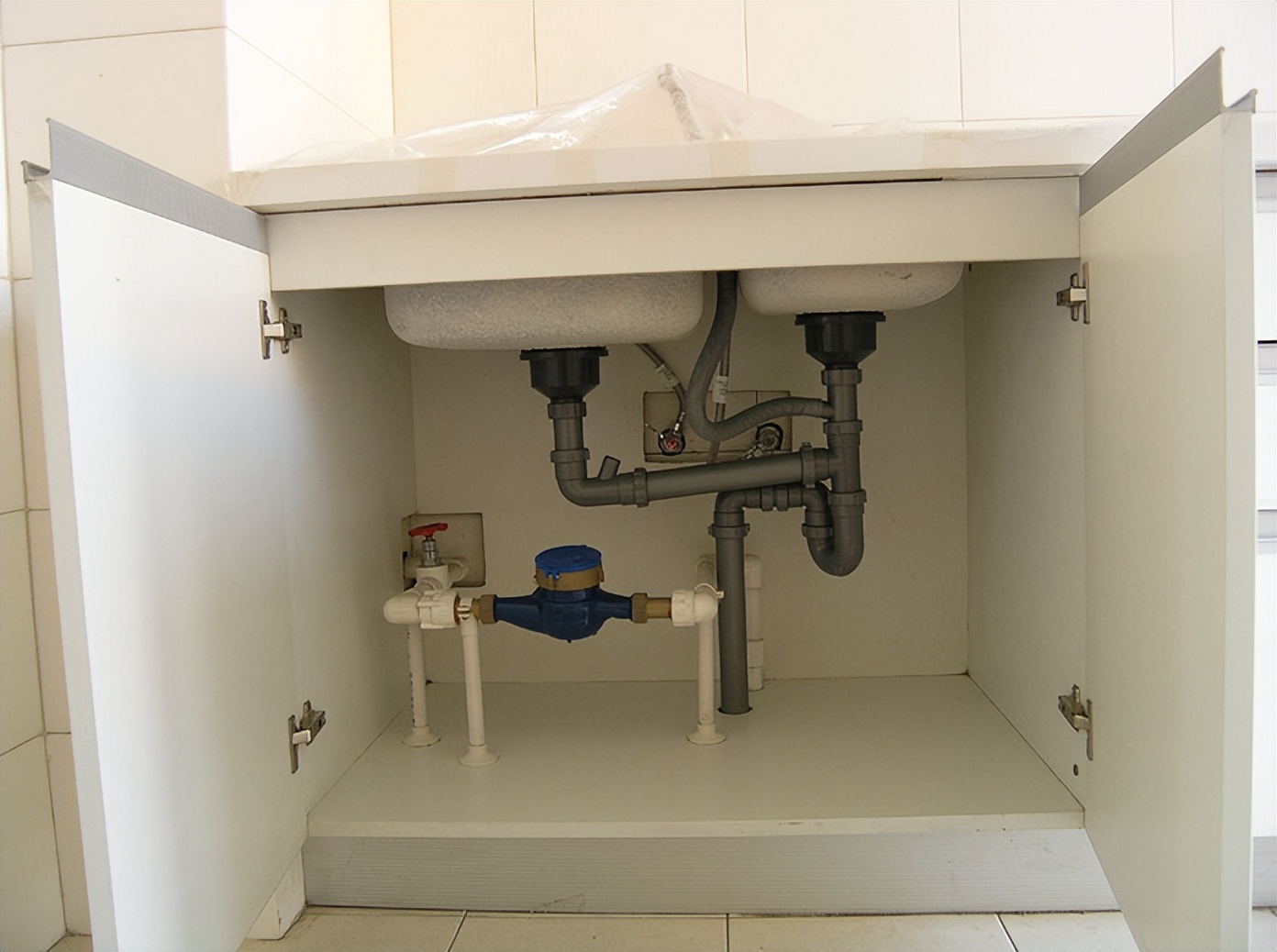 What should I do if the kitchen drain is leaking or clogged?Teach you