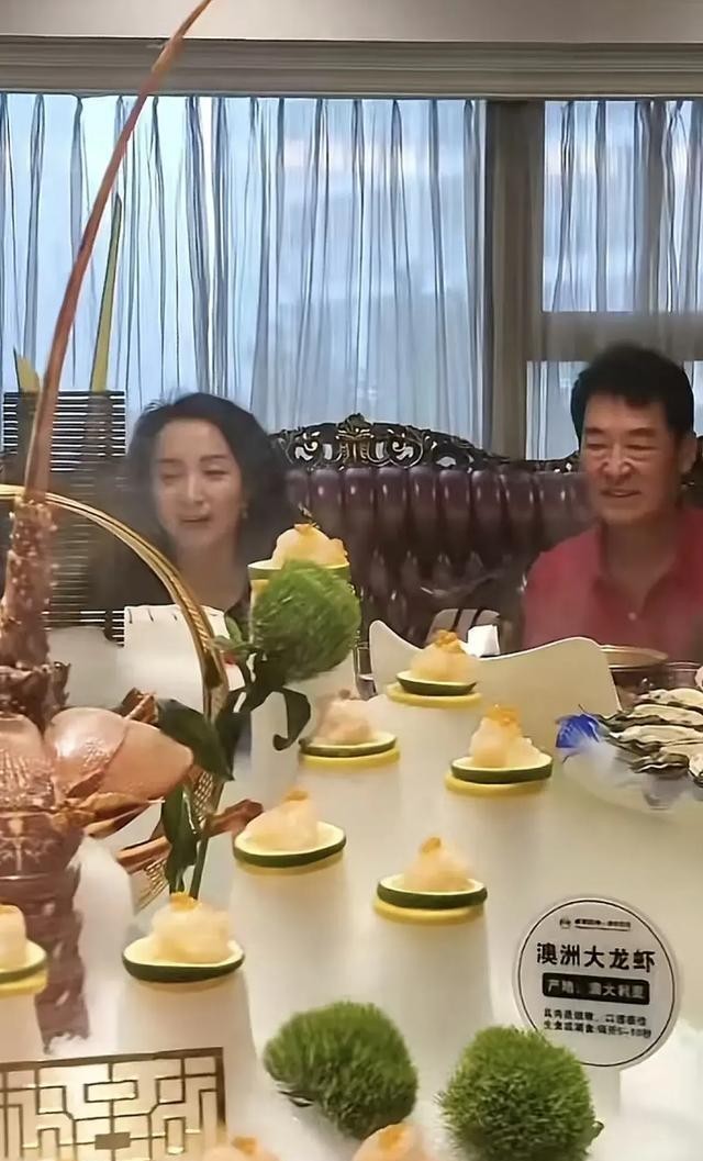 湯燦中秋節與大老闆、社會名人聚餐,素顏出鏡不戴翡翠蒼老無氣質 - 資訊咖