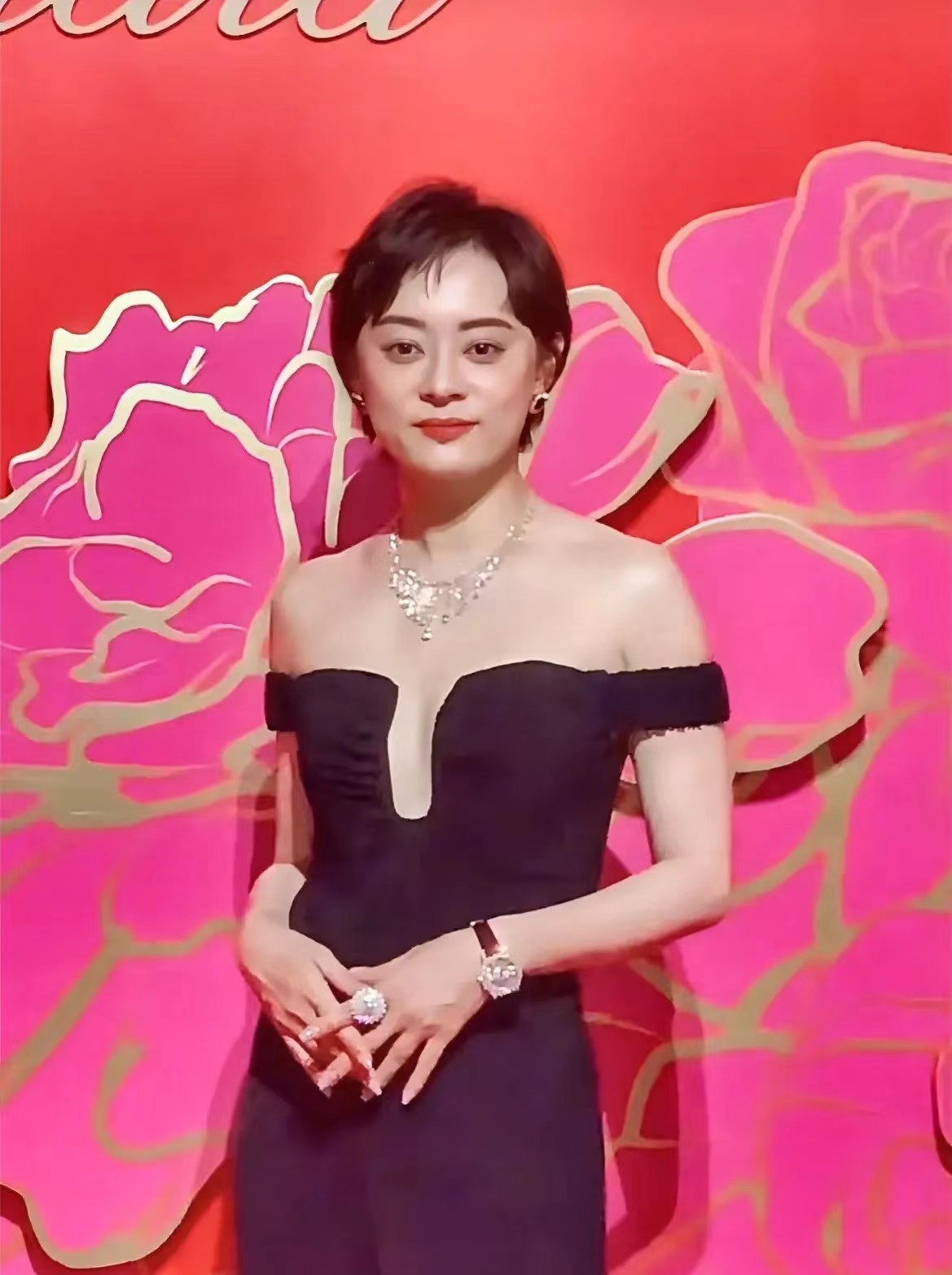Sun Li's picture in Nanjing Deji Plaza, sexy off-the-shoulder outfit ...