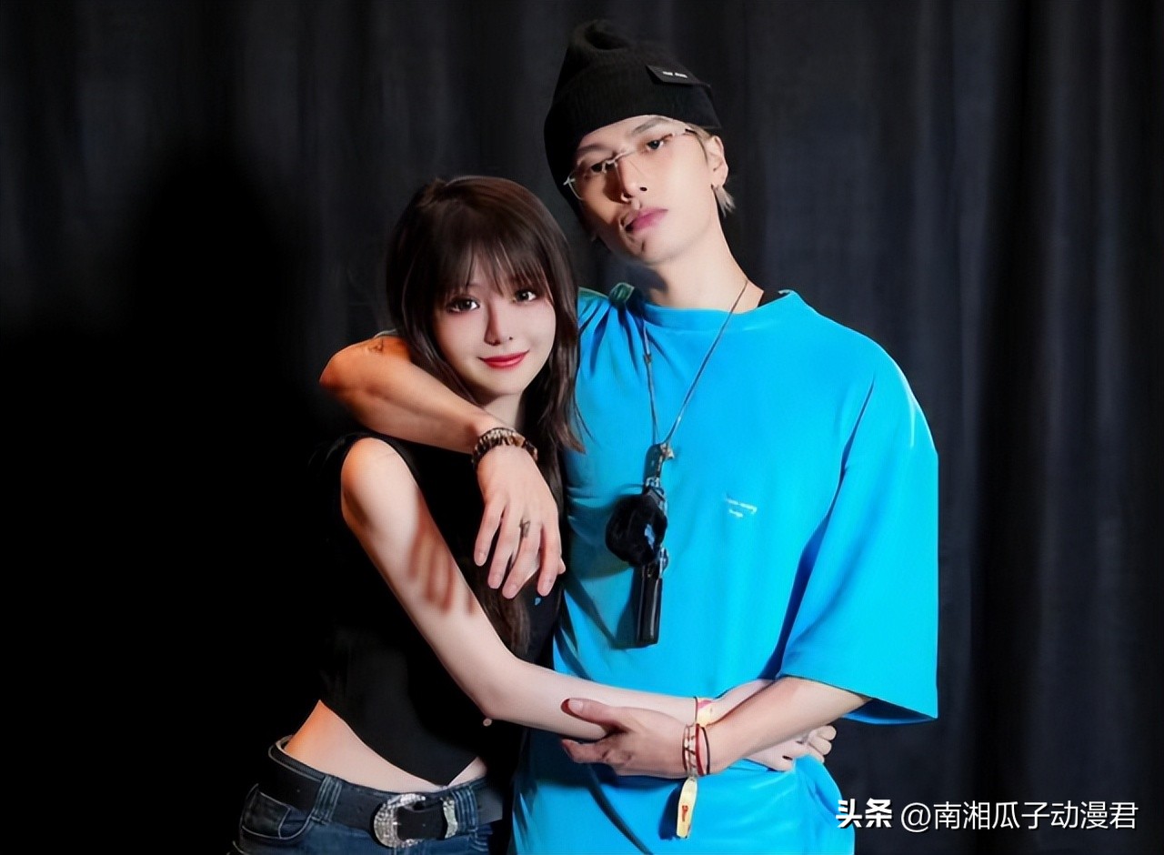Wang Jiaer took a photo with Mrs. Dayang intimately, and acted too much ...