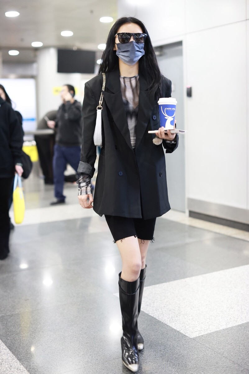 Zhang Yuxi's suit jacket + patent leather high boots + tie-dyed top is ...