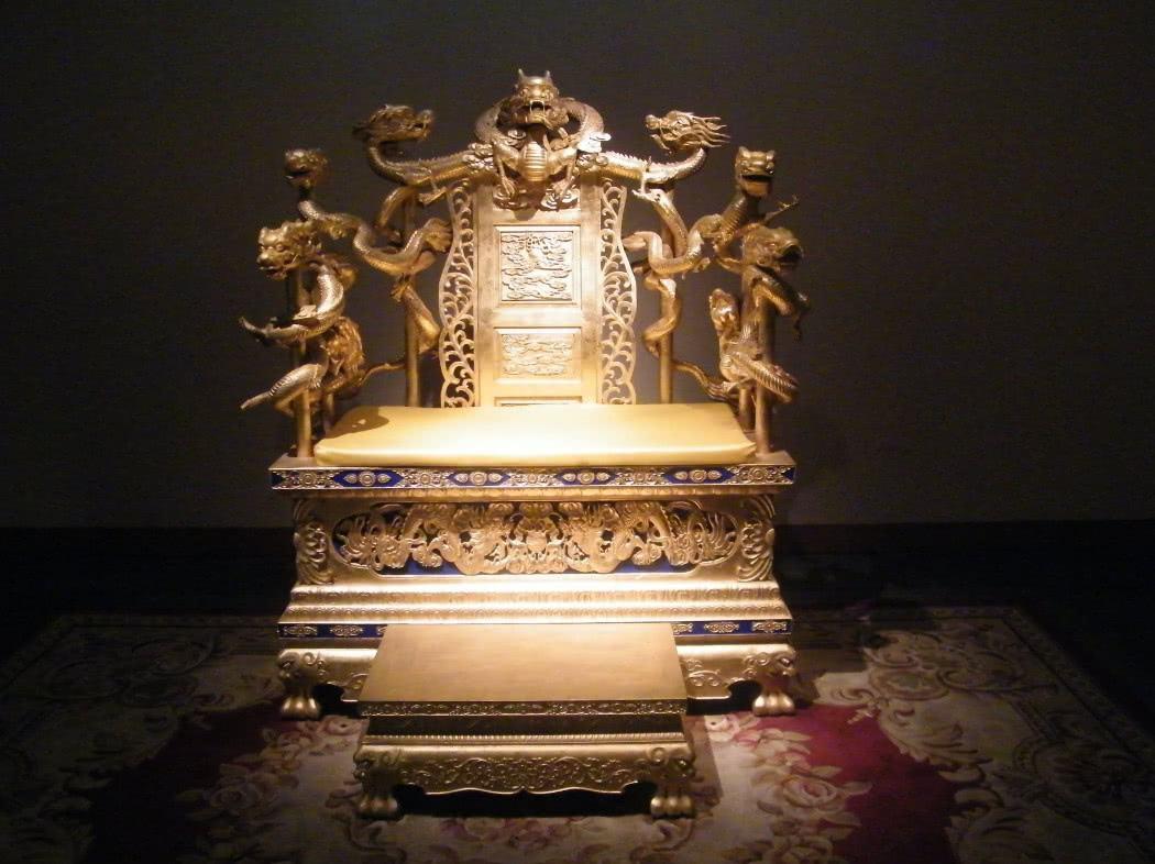 "So far no one dares to sit on it", the most mysterious chair in the