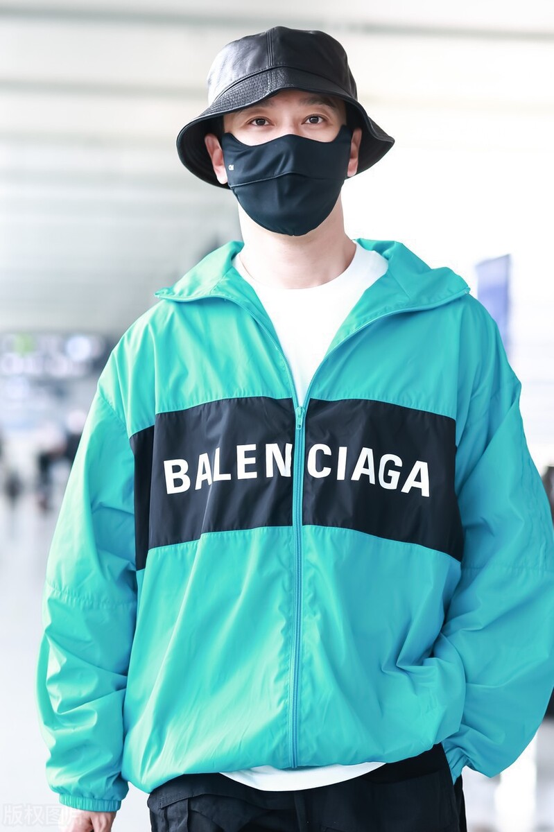 Top-ranking actor Huang Xiaoming wears fashionable outfits, and he ...