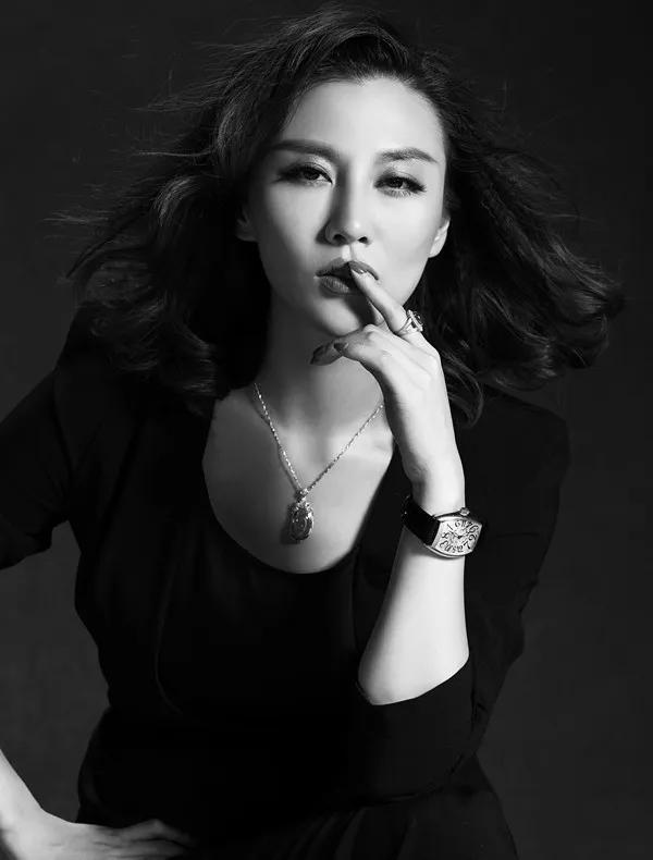 Jiang Yijia's beautiful picture - iNEWS