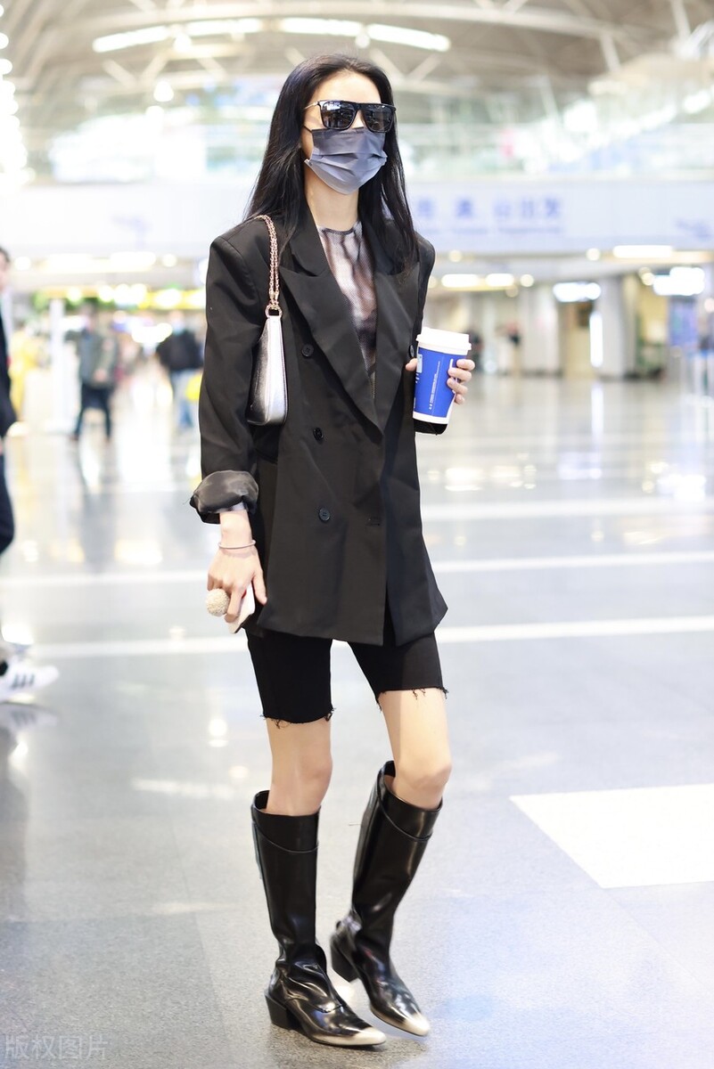 Zhang Yuxi's suit jacket + patent leather high boots + tie-dyed top is ...