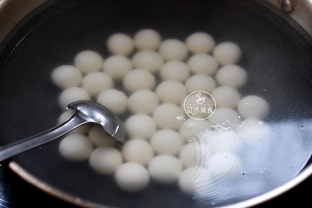 When cooking glutinous rice balls, don't cook them in the pot directly ...