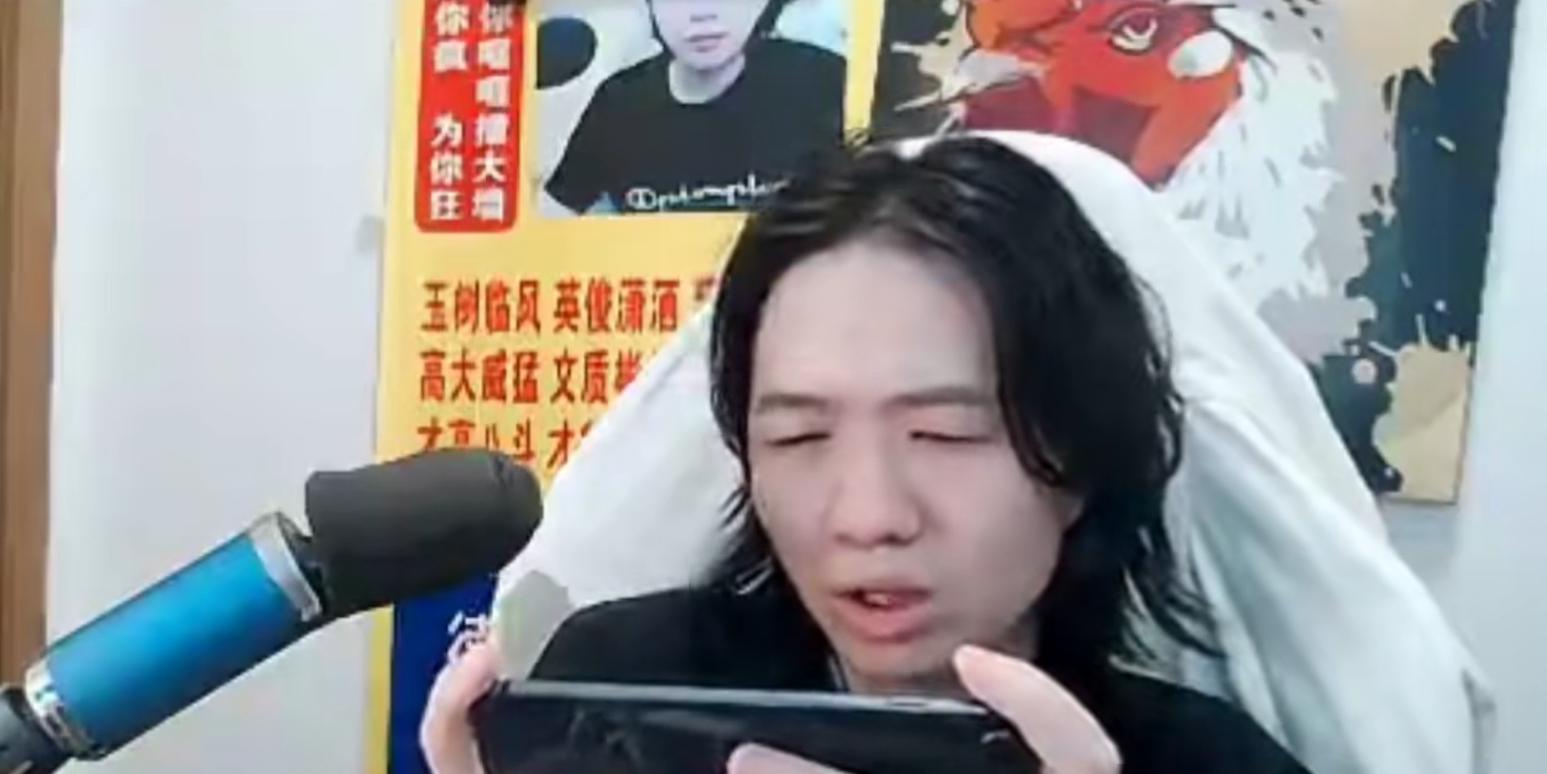 Dehua was once again humiliated by black fans, and was sung with big