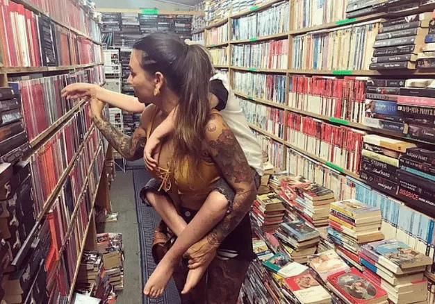 背著26歲殘疾失明的兒子週遊世界，這位43歲單親媽媽感動了上億人