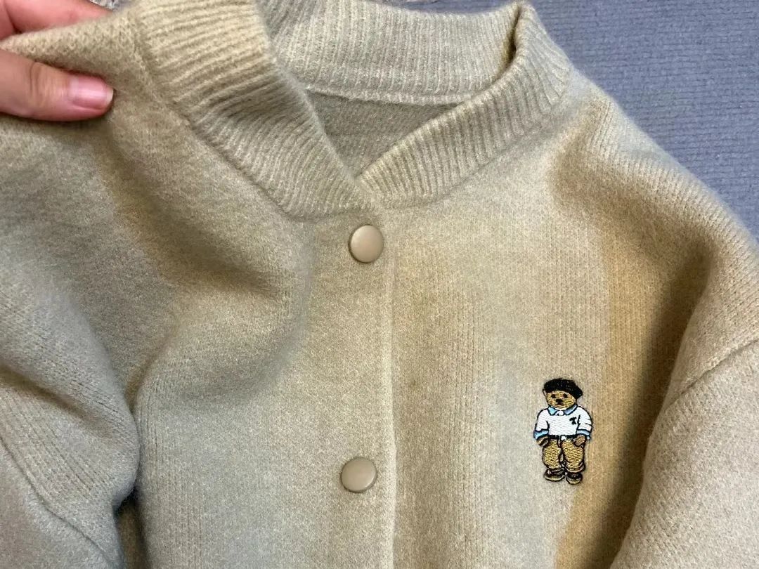 Does the sweater make you feel scratchy and itchy when you wear it? Add