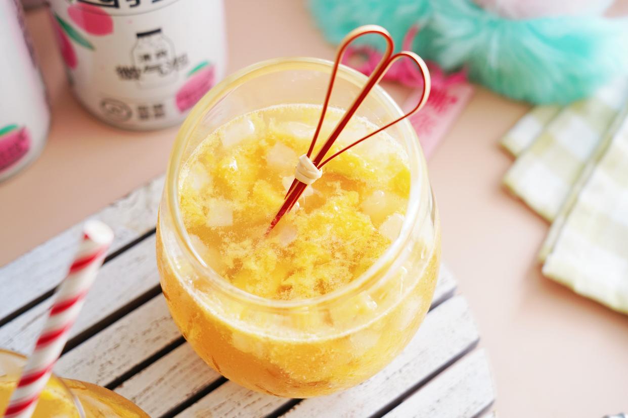 Summer tropical rainforest flavored fruit tea, the fruit drink is ...