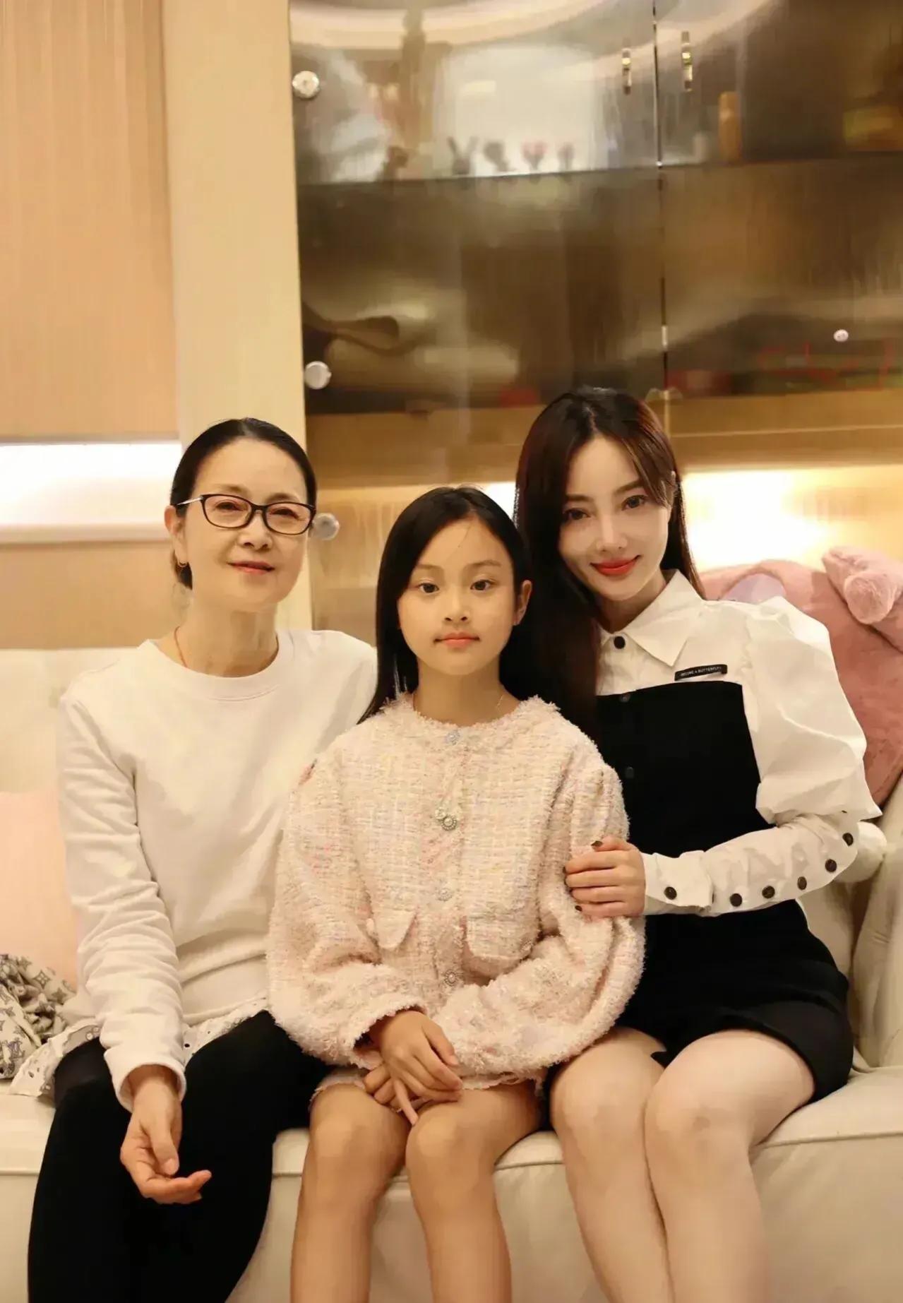 41yearold Li Xiaolu seldom posted a family portrait. The family looks