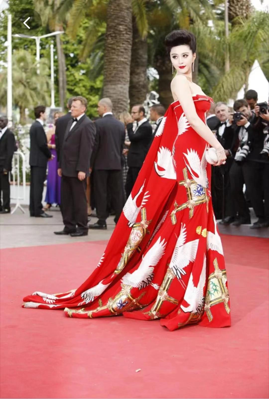 Fan Bingbing, wear ambition on her body again! Once "dragon robe added