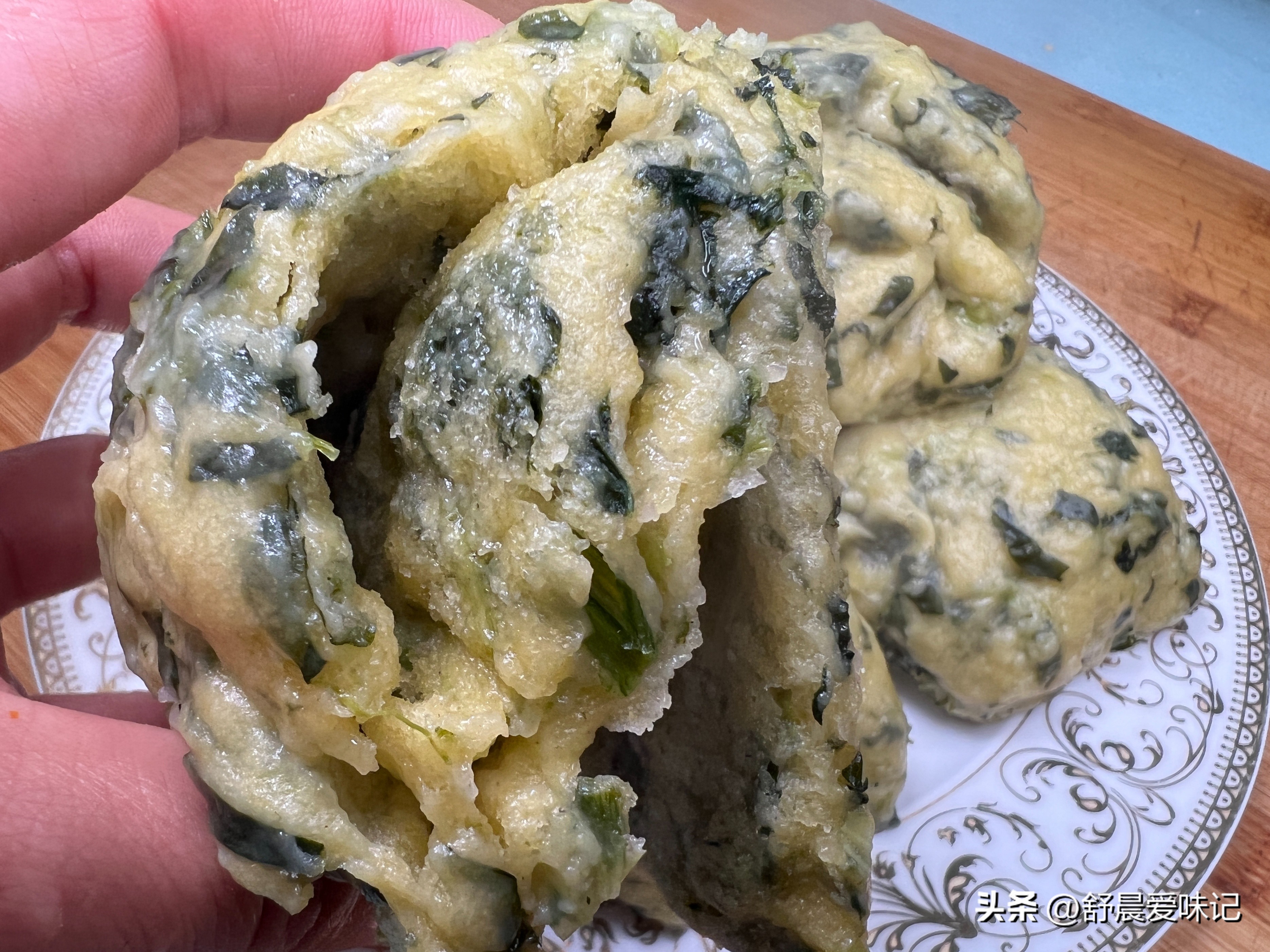 Do not fry spinach, do it with flour or cornmeal, fluffy and soft